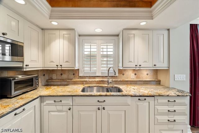 10691 Gulf Shore DR 200, Naples, FL 34108