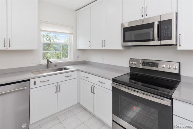 20072 Rodeo Court, Southfield, MI 48075