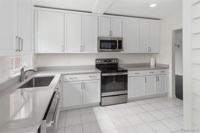 20072 Rodeo Court, Southfield, MI 48075