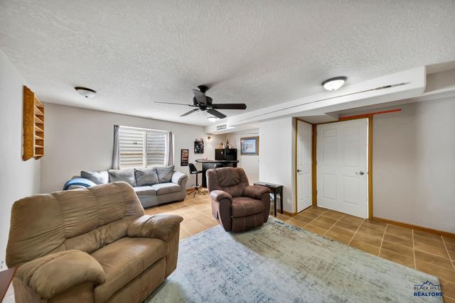 7120 CASTLEWOOD DR, Summerset, SD 57718