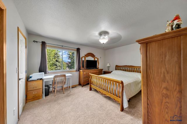 7120 CASTLEWOOD DR, Summerset, SD 57718