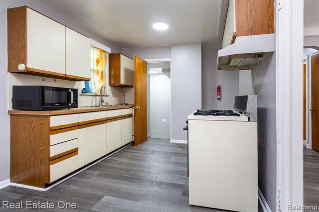 6076 Warwick Street, Detroit, MI 48228