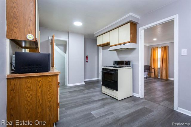 6076 Warwick Street, Detroit, MI 48228