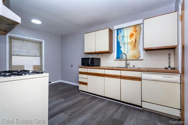 6076 Warwick Street, Detroit, MI 48228