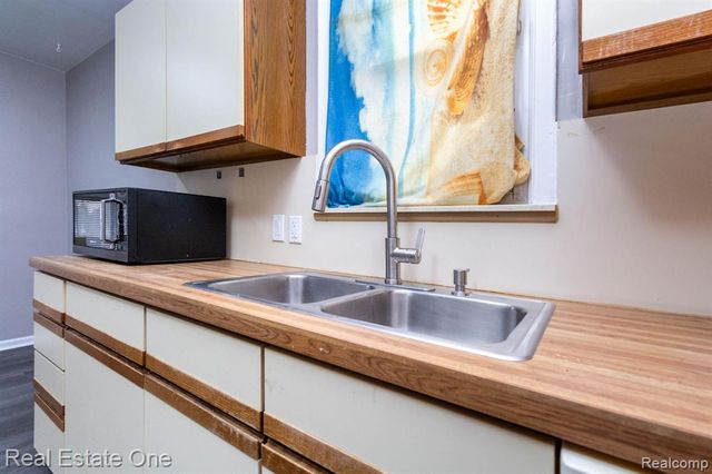 6076 Warwick Street, Detroit, MI 48228