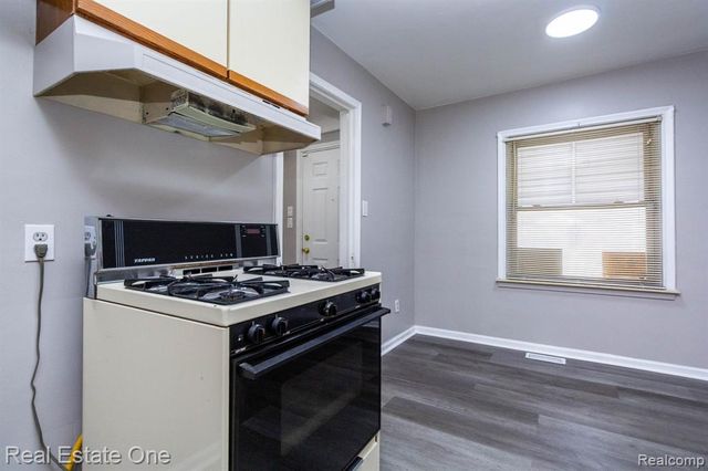 6076 Warwick Street, Detroit, MI 48228