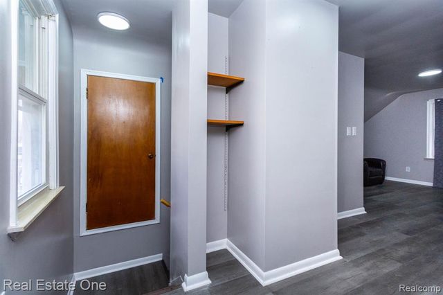 6076 Warwick Street, Detroit, MI 48228