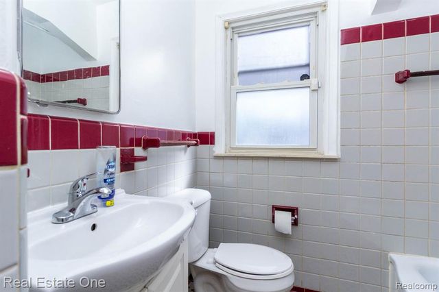 6076 Warwick Street, Detroit, MI 48228