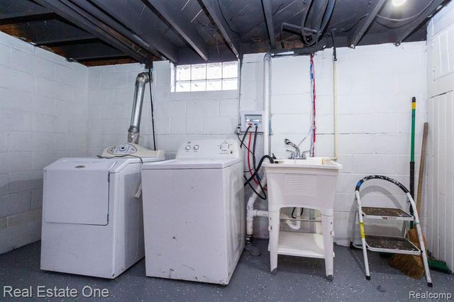 6076 Warwick Street, Detroit, MI 48228