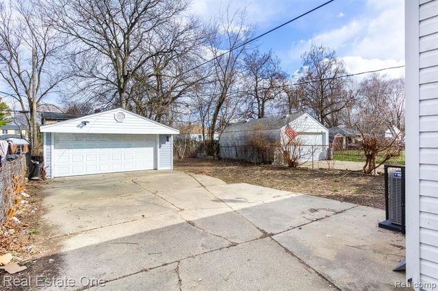 6076 Warwick Street, Detroit, MI 48228