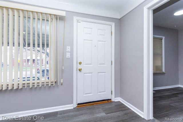 6076 Warwick Street, Detroit, MI 48228