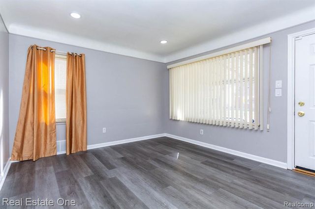 6076 Warwick Street, Detroit, MI 48228