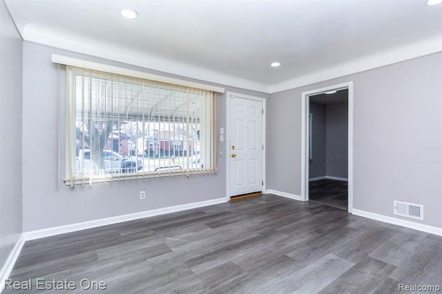 6076 Warwick Street, Detroit, MI 48228