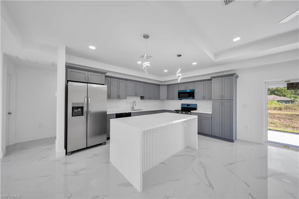 1021 Pilgrim ST E, LEHIGH ACRES, FL 33974 — photo 4