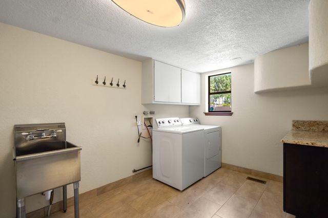 5024 Calle De Tierra NE, Albuquerque, NM 87111