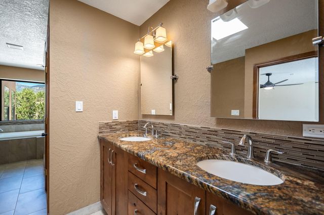 5024 Calle De Tierra NE, Albuquerque, NM 87111