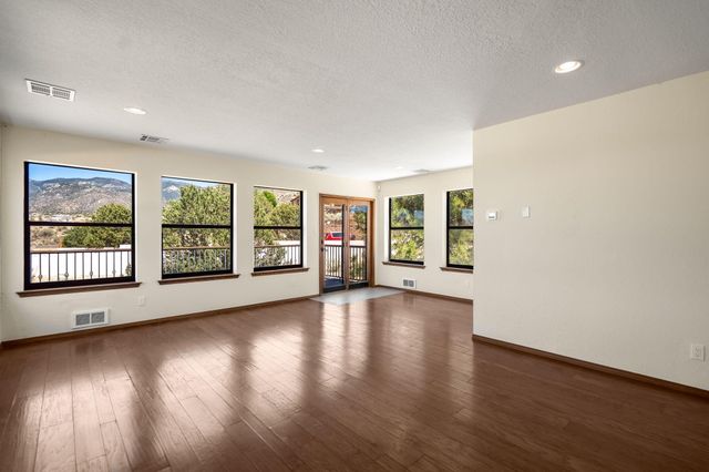 5024 Calle De Tierra NE, Albuquerque, NM 87111