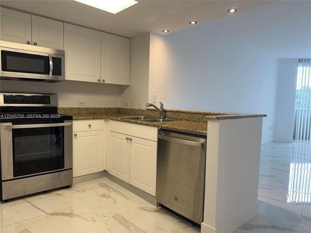 19501 W Country Club Drive 406, Aventura, FL 33180