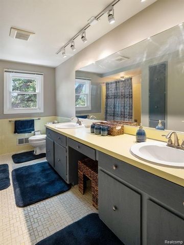 4819 THORNTREE Drive, West Bloomfield Charter Township, MI 48322