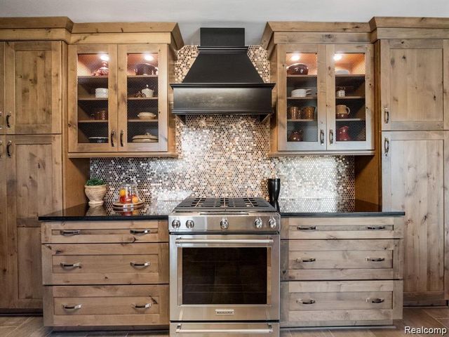 4819 THORNTREE Drive, West Bloomfield Charter Township, MI 48322