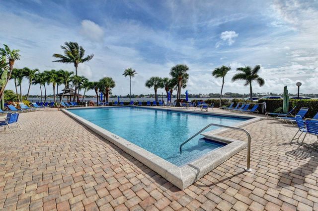 104 Half Moon Circle D2, Hypoluxo, FL 33462