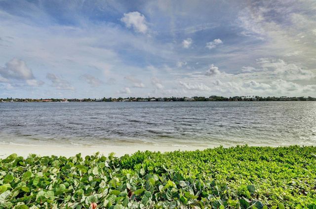 104 Half Moon Circle D2, Hypoluxo, FL 33462