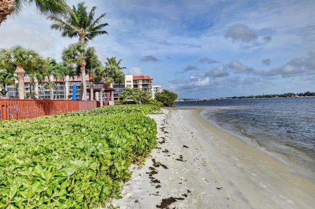 104 Half Moon Circle D2, Hypoluxo, FL 33462