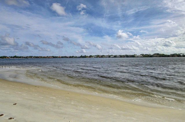 104 Half Moon Circle D2, Hypoluxo, FL 33462