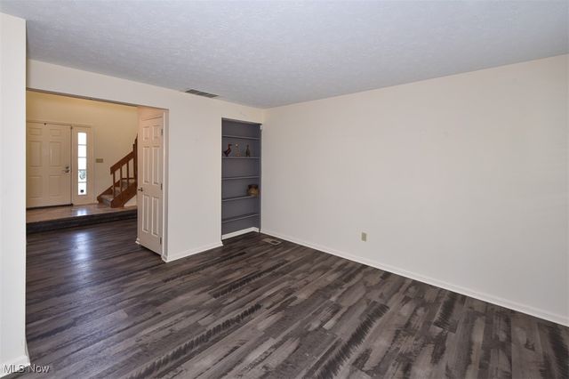 9945 Twelve Oaks Circle, Strongsville, OH 44136