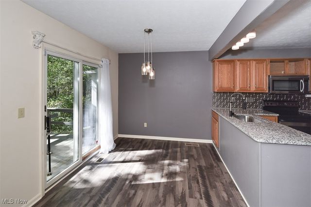 9945 Twelve Oaks Circle, Strongsville, OH 44136