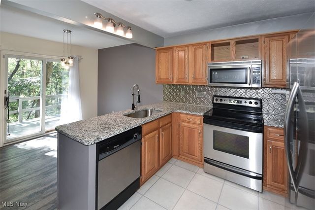 9945 Twelve Oaks Circle, Strongsville, OH 44136