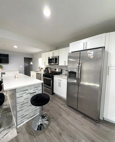 8001 N Elmore Street, Niles, IL 60714