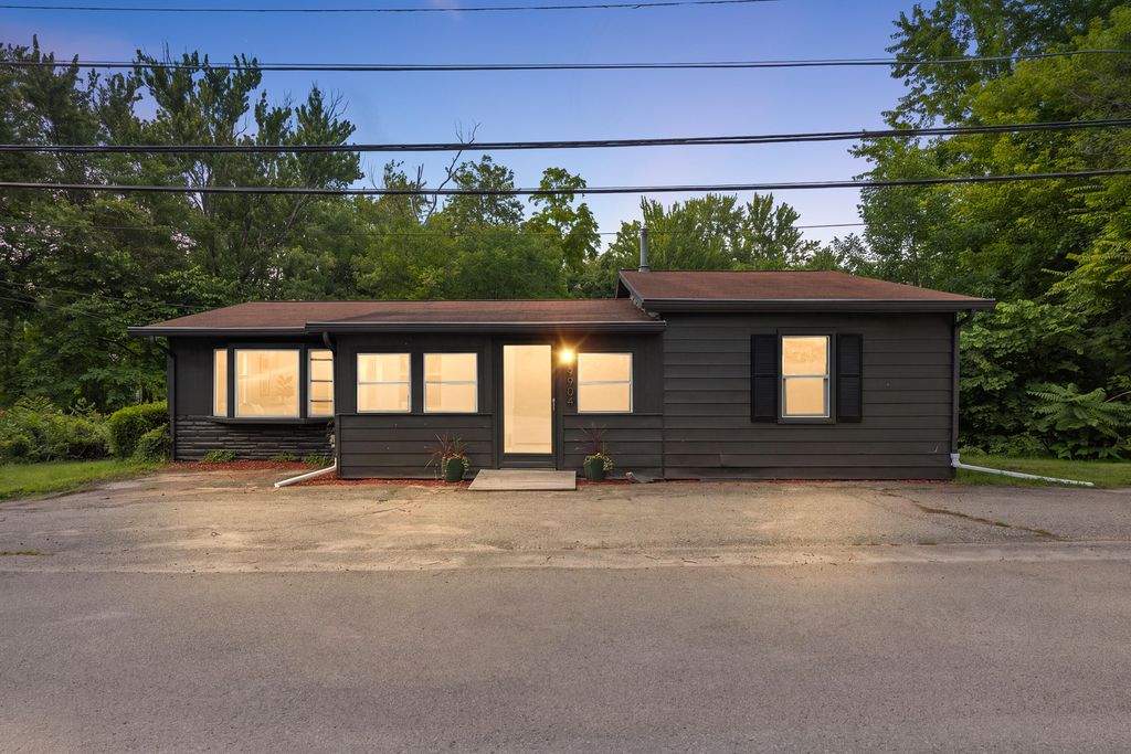 9904 Portage Lake Avenue, Pinckney, MI 48169