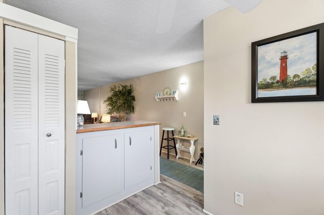 1560 NE 12th Terrace D9, Jensen Beach, FL 34957