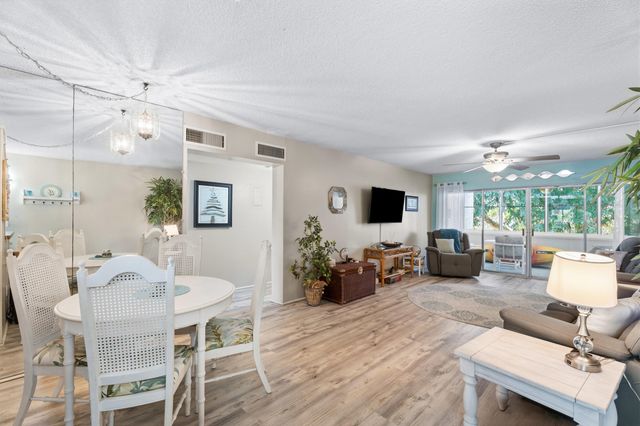 1560 NE 12th Terrace D9, Jensen Beach, FL 34957