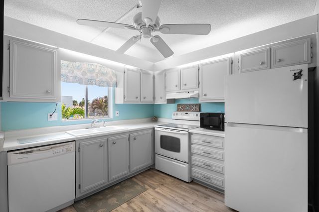 1560 NE 12th Terrace D9, Jensen Beach, FL 34957