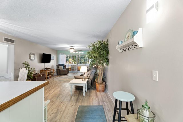 1560 NE 12th Terrace D9, Jensen Beach, FL 34957