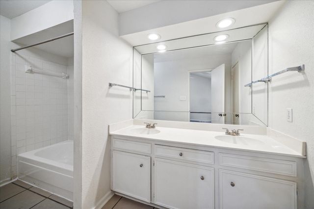 1864 S Gessner Road, Houston, TX 77063