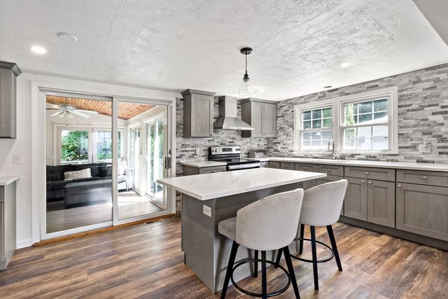 80 Briggs Ln, Tiverton, RI 02878