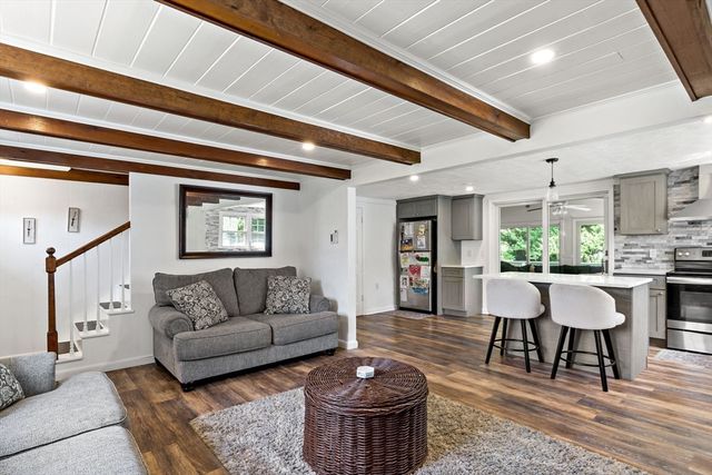 80 Briggs Ln, Tiverton, RI 02878
