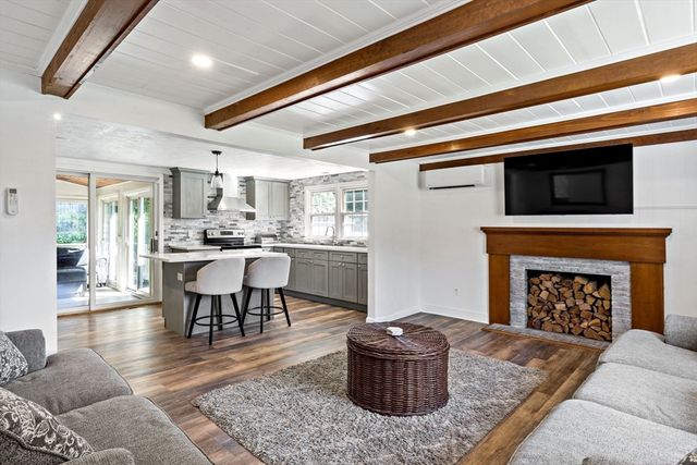 80 Briggs Ln, Tiverton, RI 02878