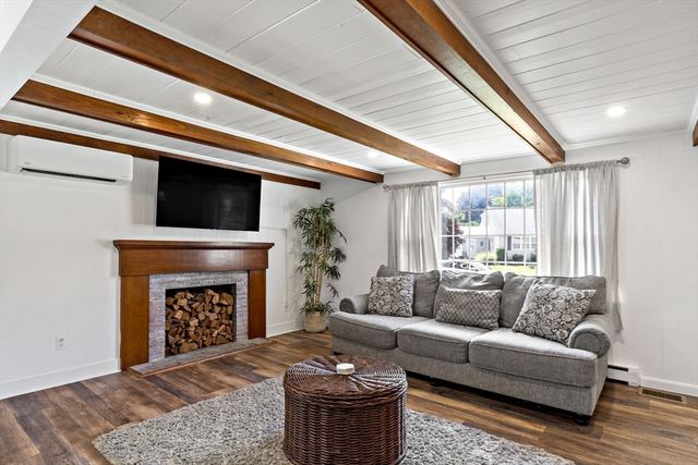80 Briggs Ln, Tiverton, RI 02878