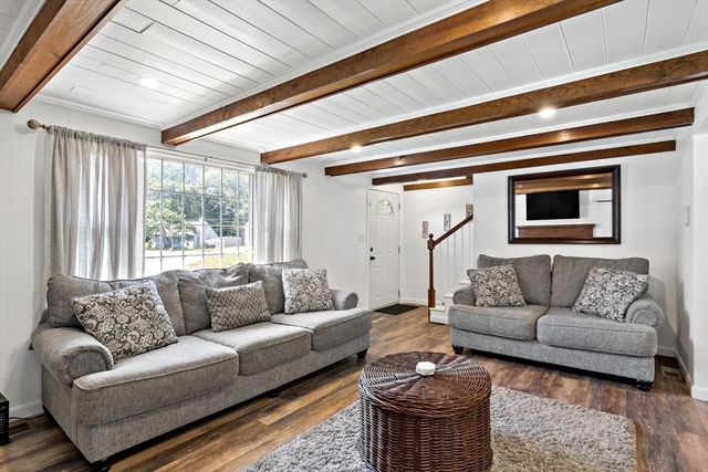 80 Briggs Ln, Tiverton, RI 02878