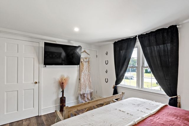 80 Briggs Ln, Tiverton, RI 02878