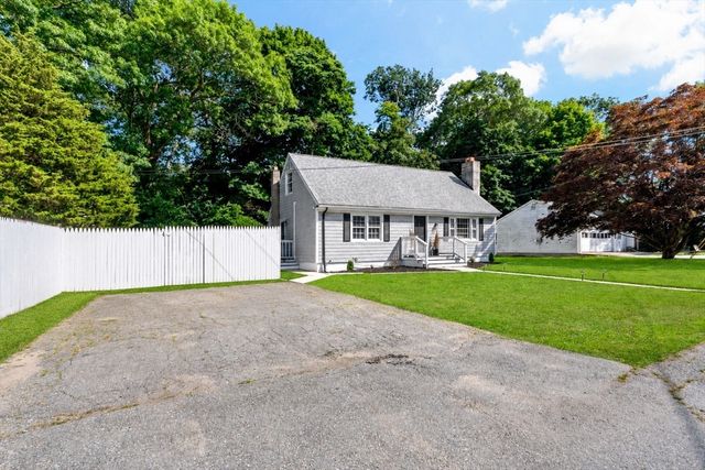 80 Briggs Ln, Tiverton, RI 02878