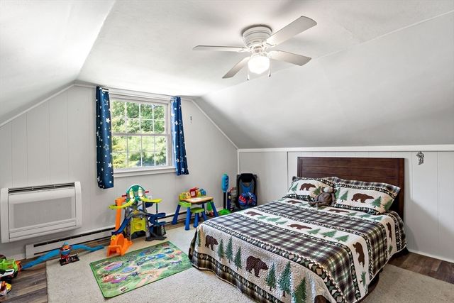 80 Briggs Ln, Tiverton, RI 02878