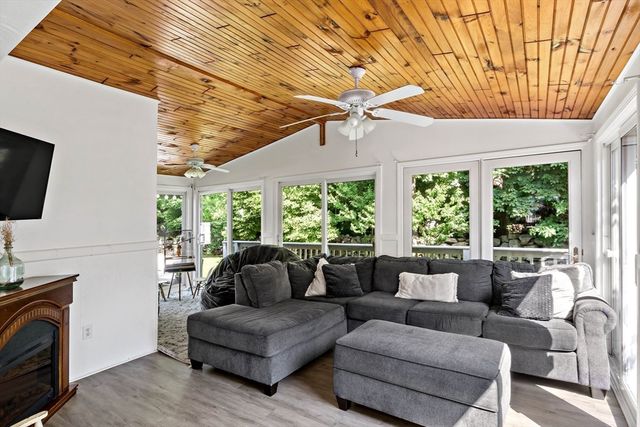 80 Briggs Ln, Tiverton, RI 02878