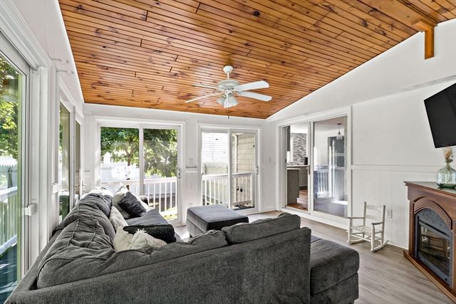 80 Briggs Ln, Tiverton, RI 02878