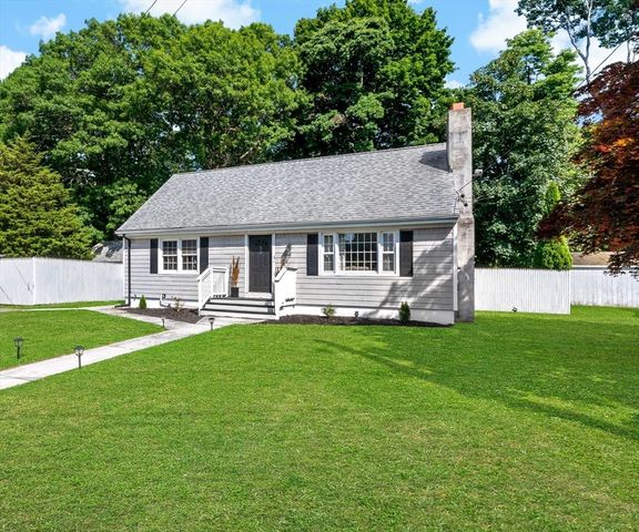 80 Briggs Ln, Tiverton, RI 02878
