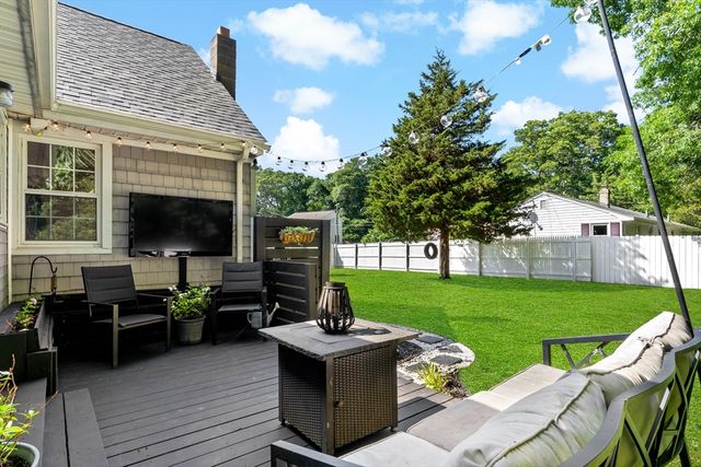 80 Briggs Ln, Tiverton, RI 02878